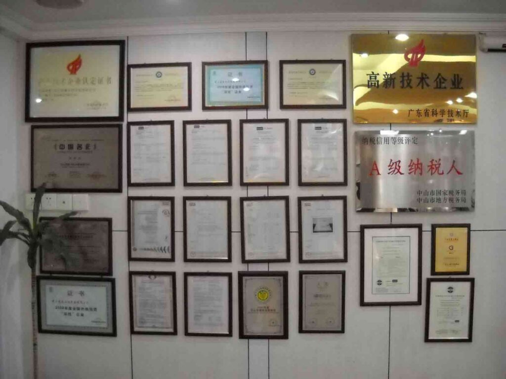 Certificados en la pared de la fábrica de GoodLife, mostrando los numerosos premios y certificaciones que la empresa ha recibido desde su fundación, destacando su excelencia en la fabricación de policarbonato
