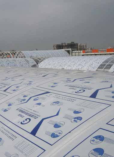 Proyecto del Centro de Comercio de la Industria Ligera de Pekín con láminas sólidas de policarbonato Goodlife de 3.5 mm cubiertas con película protectora antes de la instalación