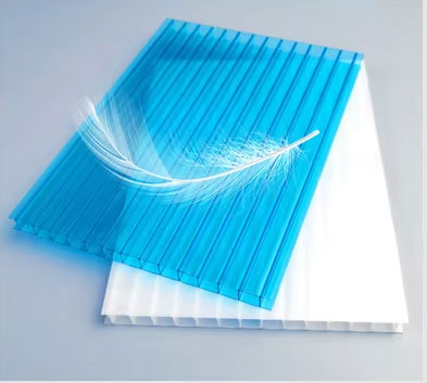 Una pluma sobre una plancha alveolar de policarbonato azul, simbolizando que la plancha de policarbonato es muy ligera