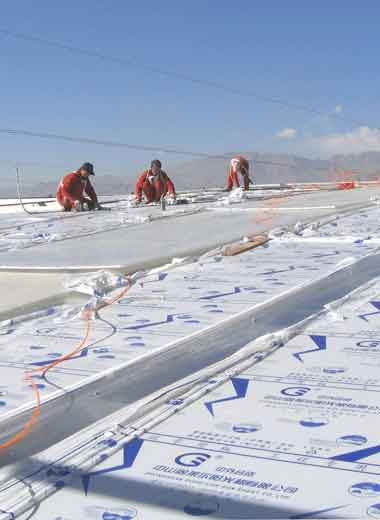 Proyecto Lhasa Sun City con hojas transparentes de policarbonato de 16 mm, antivaho y antigoteo, siendo instalados.