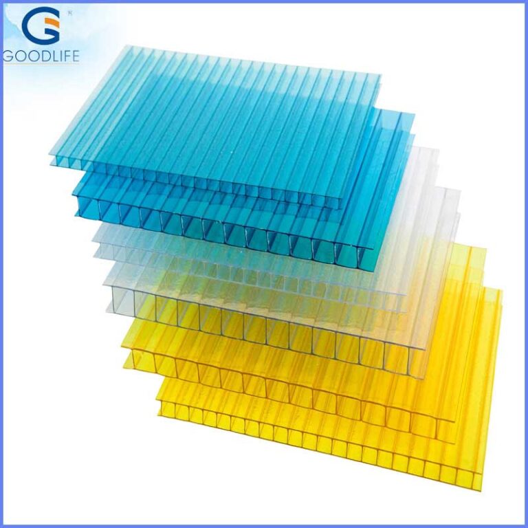 Pila de planchas de policarbonato de 8 mm de dos capas en colores amarillo, transparente y azul"