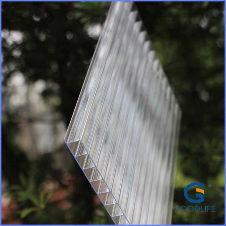 Sección transversal de panel de policarbonato transparente de 8mm con recubrimiento antivaho, mostrando la capa UV azul clara