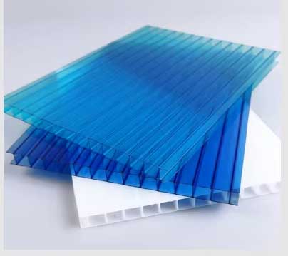 Placas de policarbonato azules y blancas apiladas, simbolizando las propiedades resistentes al calor de nuestro producto