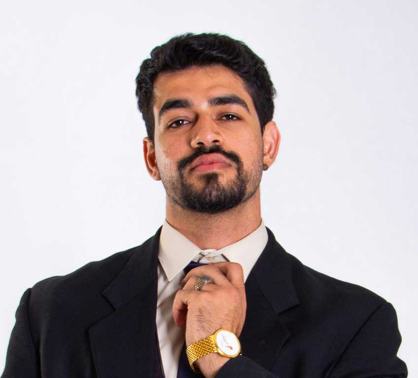 Ahmed Al-Farsi, Gerente de Proyectos de Construcción de Al-Mashreq Building Solutions, vistiendo un elegante traje profesional mientras ajusta su corbata con seguridad. El ejecutivo mira a la cámara con actitud decidida, representando a clientes satisfechos con nuestras láminas de policarbonato texturizado en gotas de lluvia de 2.3mm de alta calidad