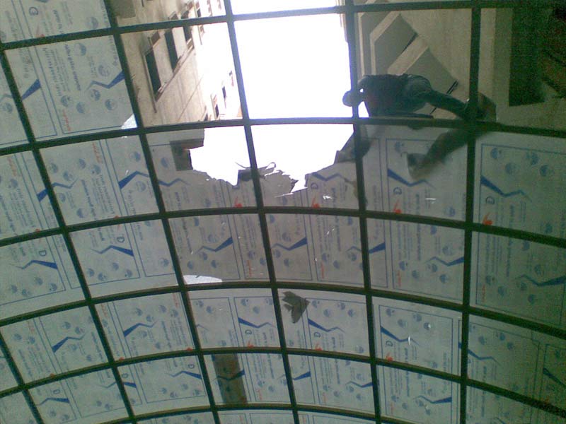 Hoja de policarbonato instalada con una estructura de marco