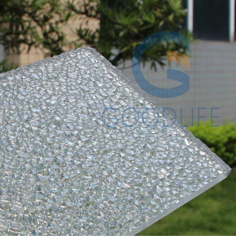 La lámina de policarbonato sólido texturizado de 8 mm reflejando luz solar, creando un efecto brillante