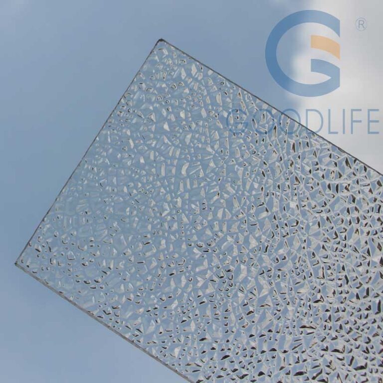 La lámina de policarbonato sólido texturizado de 8 mm reflejando la belleza del cielo