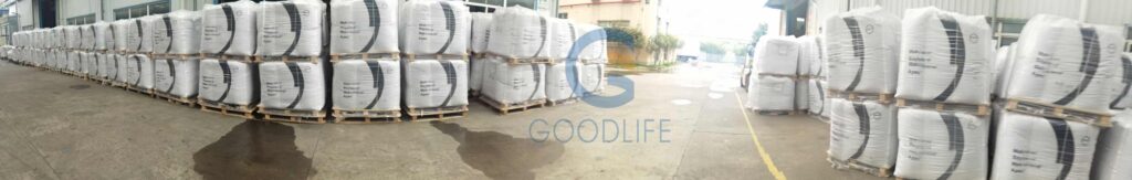 Vista panorámica de las materias primas de policarbonato Bayer, mostrando ambas paredes del almacén apiladas con materias primas